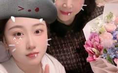 男朋友前面的头特别大